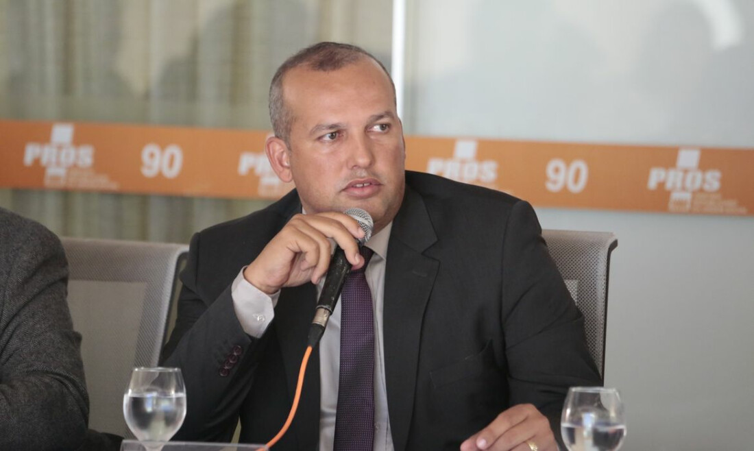 Presidente do Solidariedade entrega-se à PF após três dias foragido