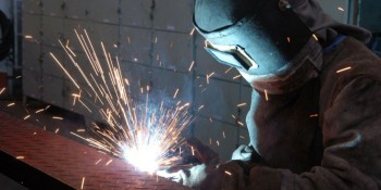 Após dois meses de queda, indústria cresce 0,3%, revela IBGE