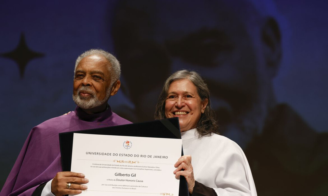 Gilberto Gil é homenageado na Uerj por contribuições culturais ao país