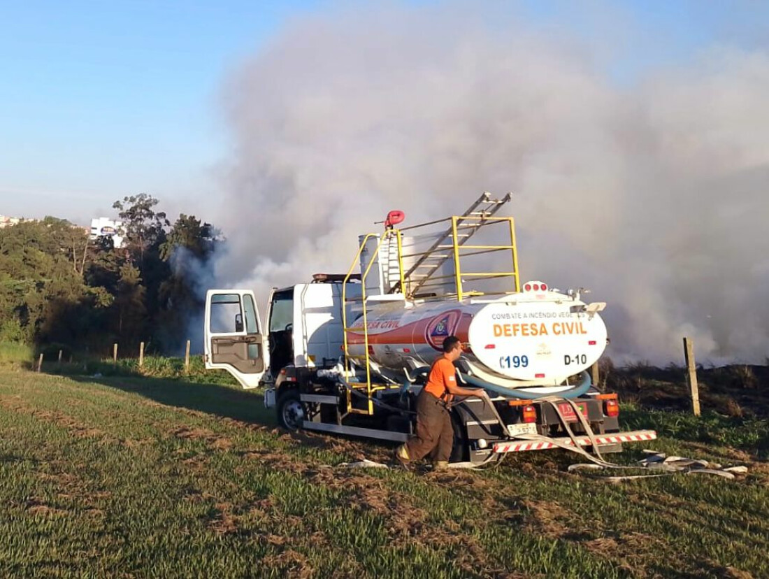 Defesa Civil de Itaquá reforça atendimentos de combate ao fogo em mata