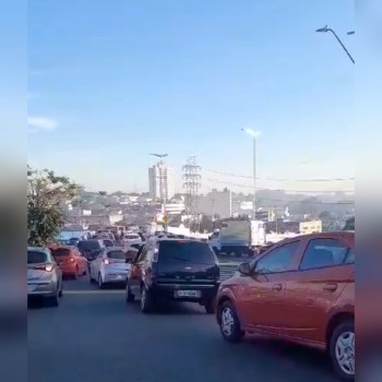 Trânsito complica após abertura de novo acesso no centro de Poá