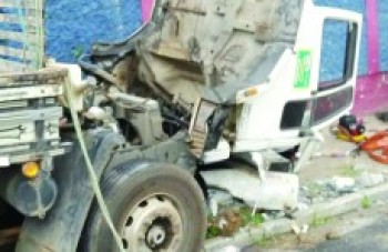 Acidente de caminhão mata motorista e ajudante em Itaquá:
