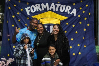 Alunos celebram formatura da EJA na rede municipal de Ferraz