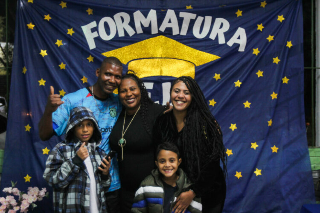 Alunos celebram formatura da EJA na rede municipal de Ferraz