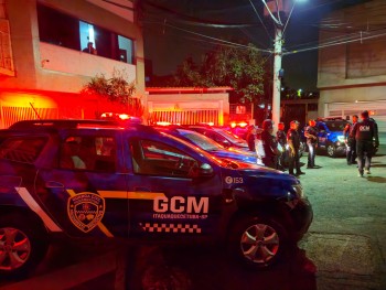 GCM de Itaquá detém dois suspeitos, desativa desmanche e casa bomba