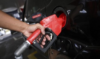 Cortes de orçamento levam ANP a reduzir coletas semanais de preços