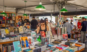 Com programação gratuita e ao ar livre, Feira do Livro agita SP
