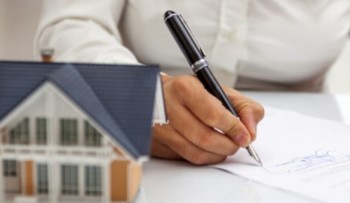 Mogi entrega 680 títulos de regularização para moradores em Cezar de Souza