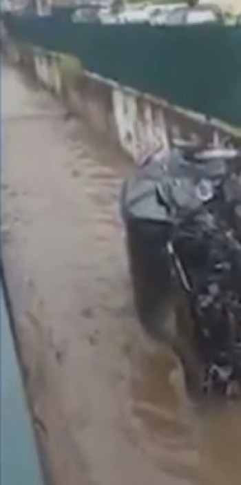 Carro cai dentro de córrego em Mogi das Cruzes