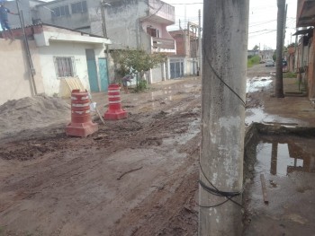 Moradores reclamam de lama e buracos em Jundiapeba devido as fortes chuvas