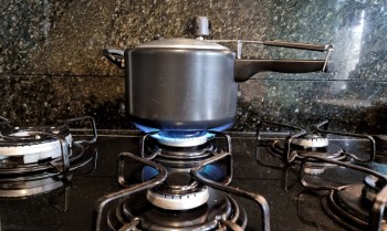 Dois merendeiros ficam feridos após panela de pressão explodir no Rio