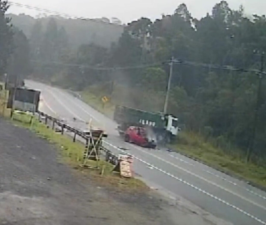 Acidente na rodovia Mogi-Bertioga deixa três mortos na manhã deste sábado