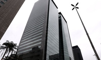 UFRJ busca recursos com permuta de 11 andares de edifício moderno