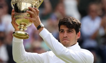 Alcaraz domina e derrota Djokovic, mantendo o título de Wimbledon