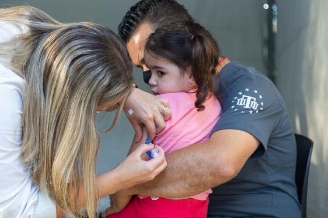 Saúde de SP orienta atualização da caderneta de vacinação durante as férias