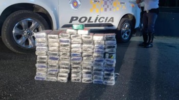 Polícia Rodoviária apreende veículo com mais de 83 kg de drogas e R$10 milhões