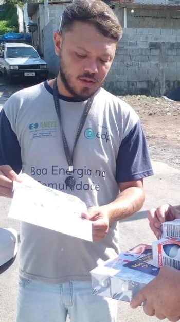 Agentes da Boa Energia da EDP estão na Vila Cristina, em Ferraz de Vasconcelos