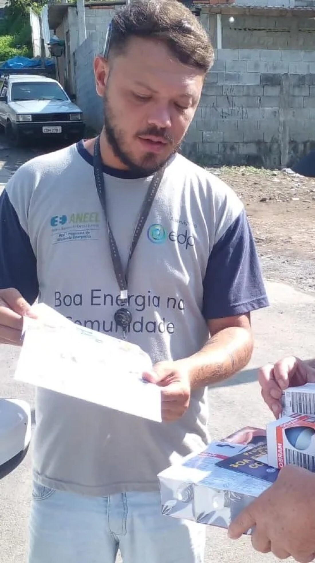 Agentes da Boa Energia da EDP estão na Vila Cristina, em Ferraz de Vasconcelos