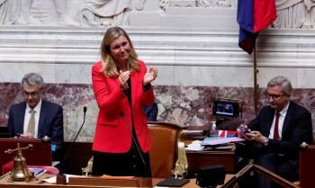 Parlamentares reelegem aliada de Macron à presidência da Assembleia