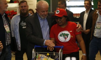 Lula faz reunião com dezenas de movimentos sociais em São Paulo 