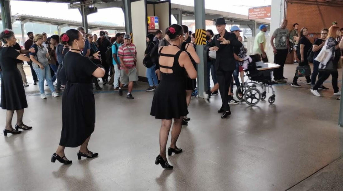 Mães da APAE de Mogi e voluntários celebram o "Dia do Dançarino de Salão"