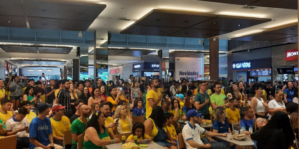 Torcedores da região festejam a segunda vitória do Brasil