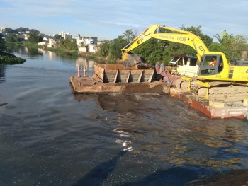 Mais de 40 mil metros cúbicos de resíduos são retirados do rio Tietê, em Suzano 