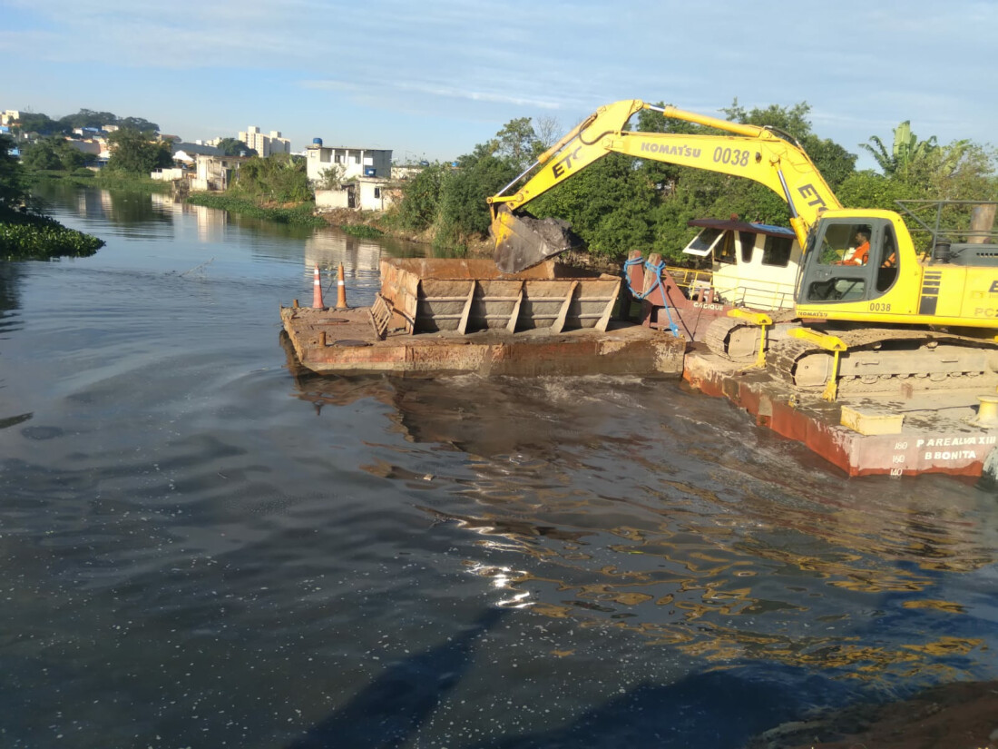 Mais de 40 mil metros cúbicos de resíduos são retirados do rio Tietê, em Suzano 