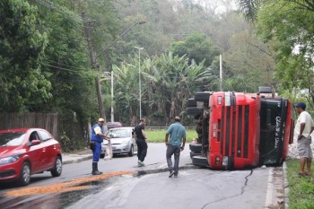 Caminhão tomba na Via Perimetral e carga de gesso fica espalhada na pista