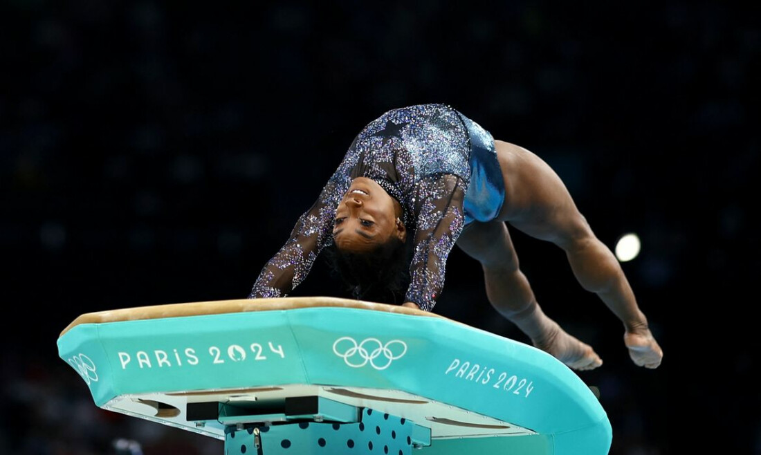 Simone Billes sofre com dor na panturrilha em estreia em Paris 2024