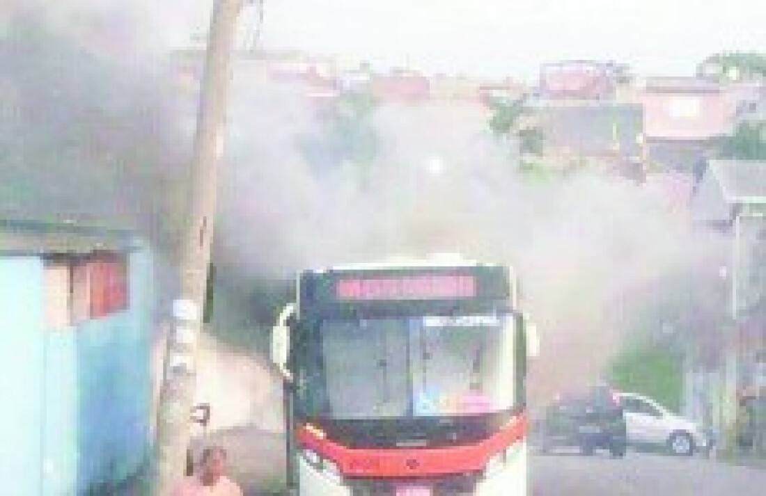 Marginais ateiam fogo em dois ônibus em Itaquá