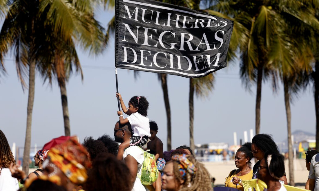 Marcha das mulheres negras une gerações na orla do Rio de Janeiro