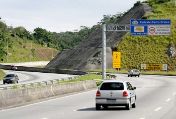 Motorista morre e duas enfermeiras ficam feridas em acidente na rodovia Mogi-Dutra