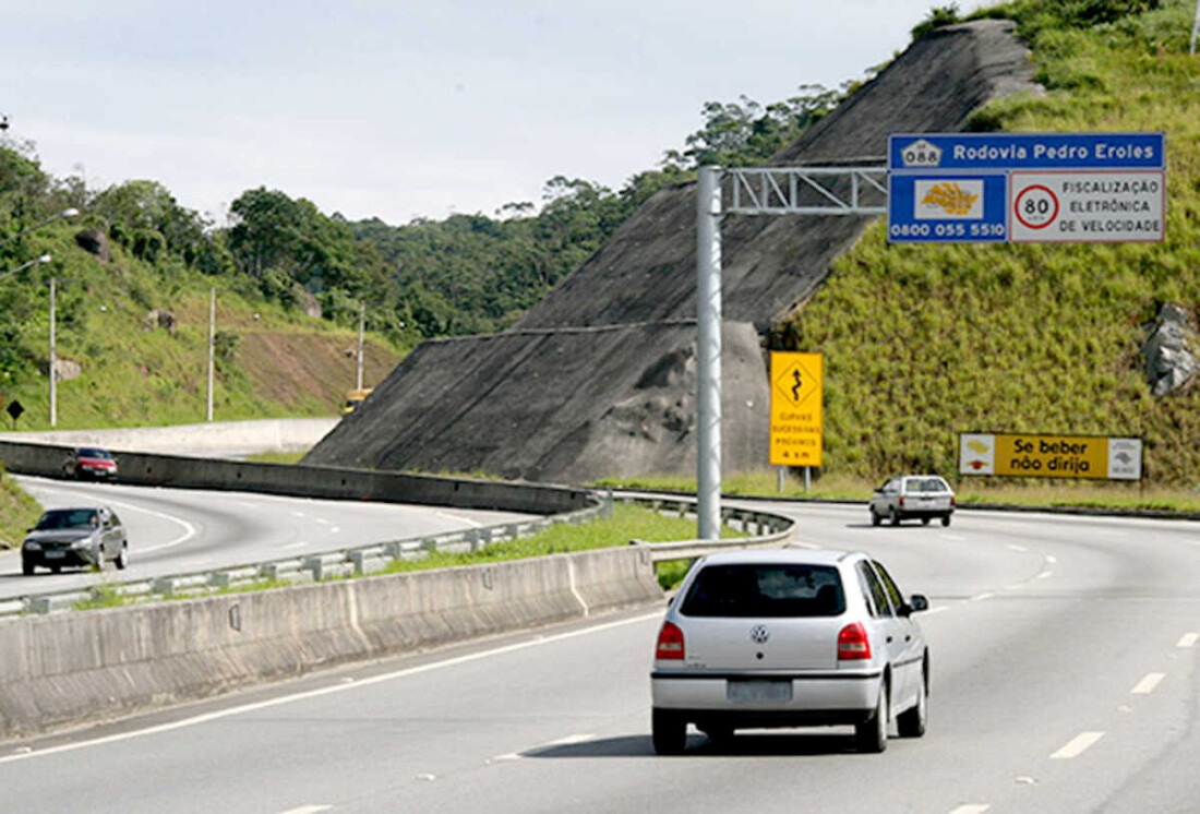 Motorista morre e duas enfermeiras ficam feridas em acidente na rodovia Mogi-Dutra