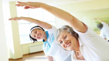 Exercícios físicos e sessões de fisioterapia previnem quedas