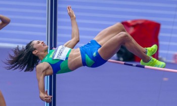 Valdileia Martins se classifica à final do salto em altura em Paris