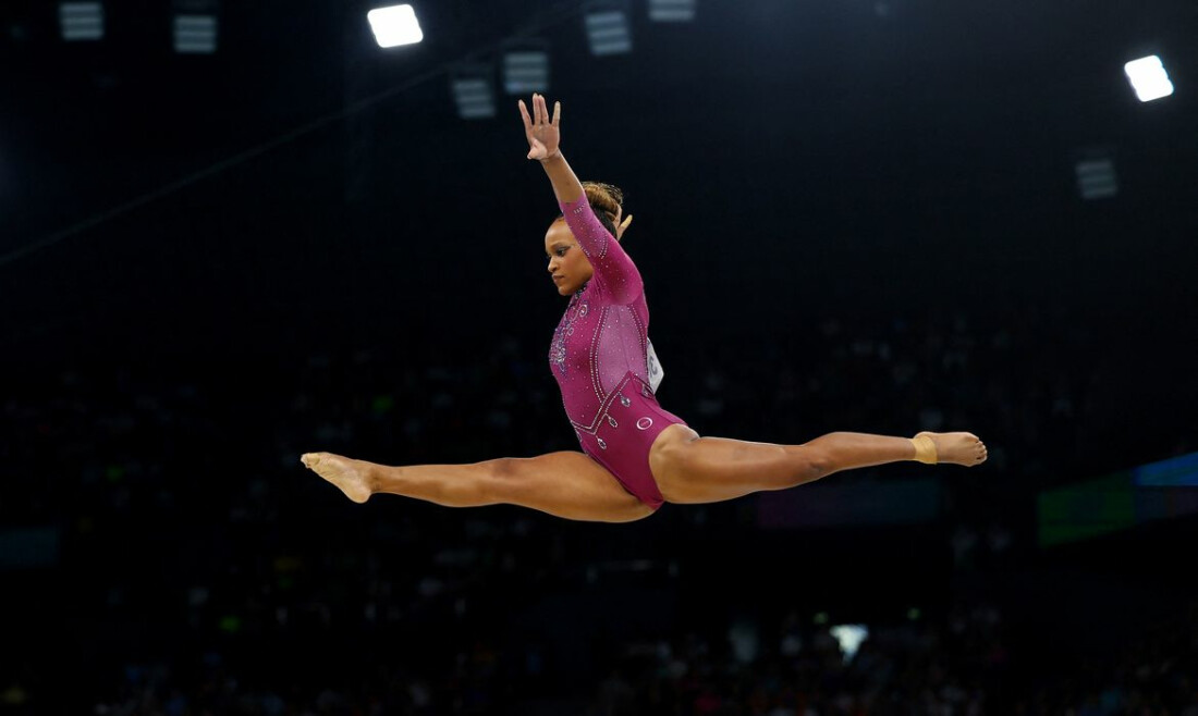 Fora do pódio: Rebeca termina em 4º e Biles em 5º quinto na trave