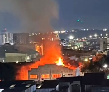 Incêndio atinge almoxarifado central da Prefeitura de Suzano na Vila Figueira