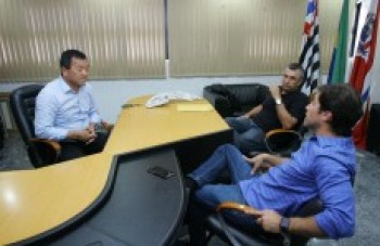 Tokuzumi e ACE discutem a decoração de Natal