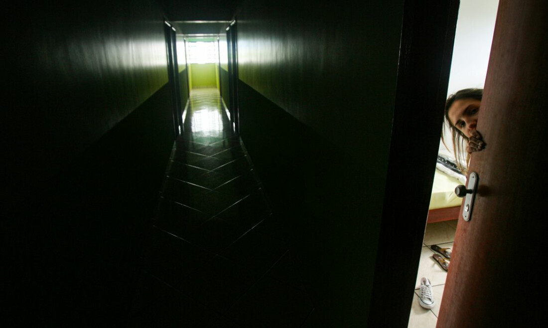 Rótulos sobre gangstalking podem agravar problema, diz pesquisadora