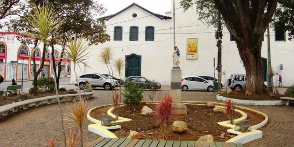 Largo do Carmo recebe feira de brechó e antiguidades