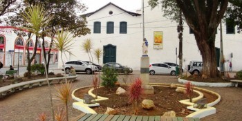 Largo do Carmo recebe feira de brechó e antiguidades