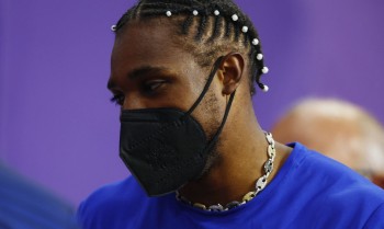 Velocista norte-americano com covid-19 brilha com bronze nos 200m