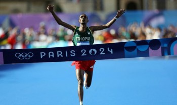 Etíope Tamirat Tola vence maratona masculina e bate recorde em Paris