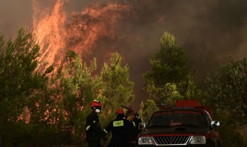 Moradores fogem de incêndio descontrolado perto de Atenas