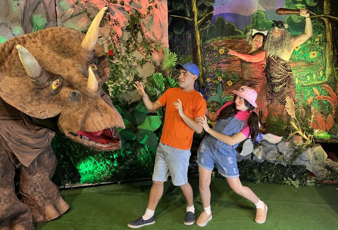 Escolas de Suzano e Itaquá recebem o espetáculo ‘Uma Aventura Jurássica’