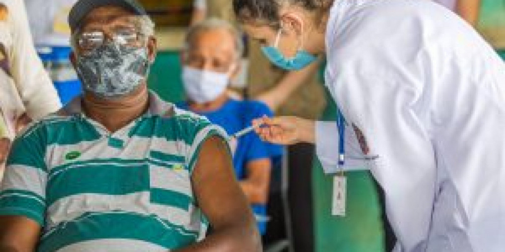 Vacinas salvaram até 63 mil idosos no início da campanha no Brasil