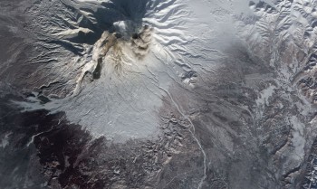 Vulcão Shiveluch entra em erupção após forte terremoto na Rússia