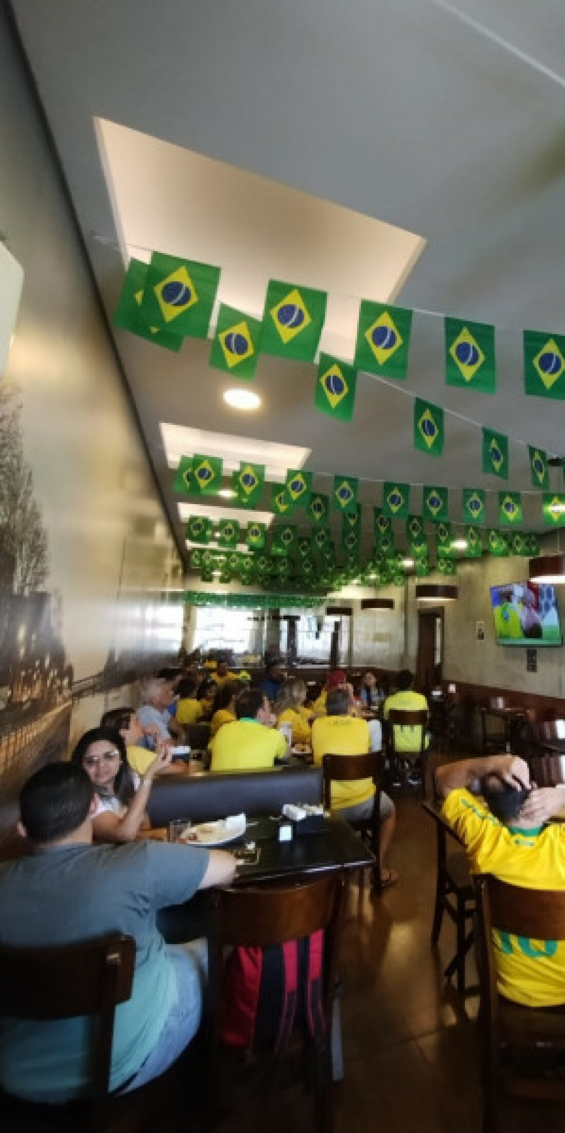Estreia do Brasil movimenta a torcida em cidades da região