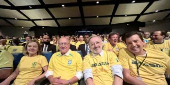Equipe de transição pausa trabalhos para ver estreia da seleção